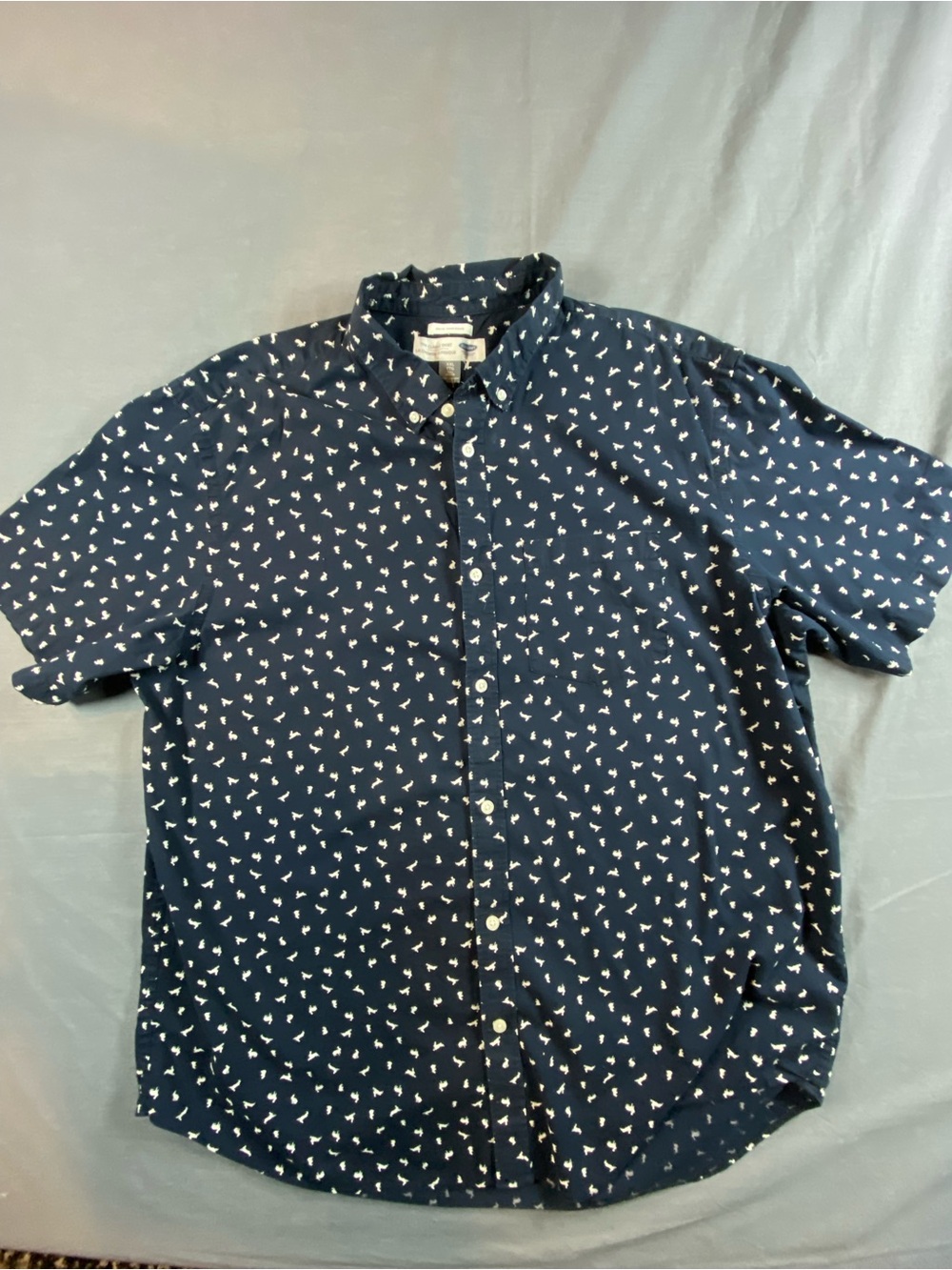 Men's Old Navy Short-Sleeve Button-Up Shirt with White rabbit Print 2XL